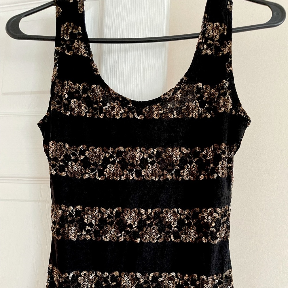 🎉HP 🎉🔥 Beautiful Black And Gold Lace sleeve less dress